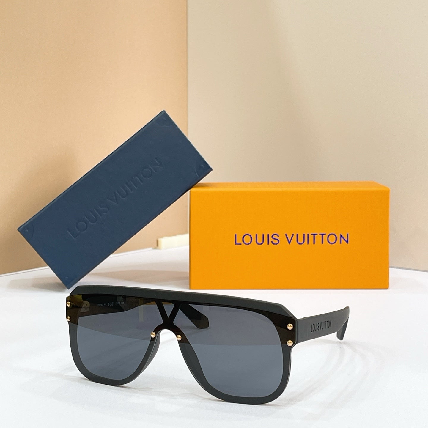 LOUIS VUITTON Sunglasses Z2878U
